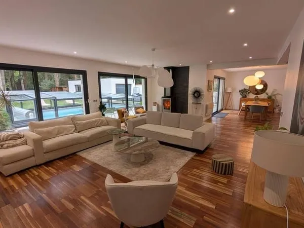 Maison 8 pièces 214 m²