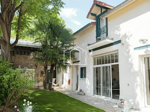 Demeure de caractère de 291 m² (9 pièces) avec jardin, préau et stationnements