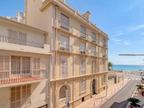 À Cannes, studio avec balcon et mezzanine, proximité immédiate Croisette