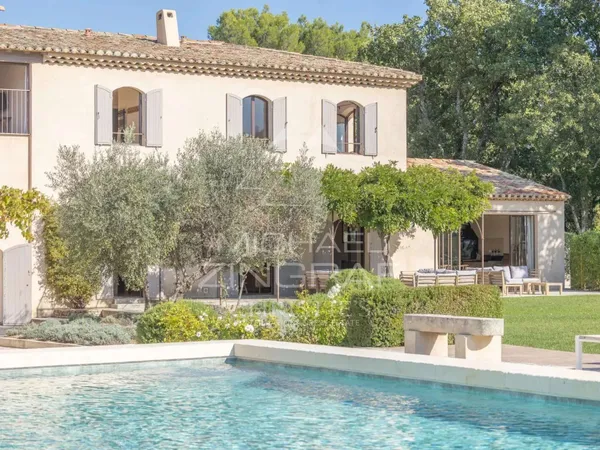 Maison 15 pièces 400 m²