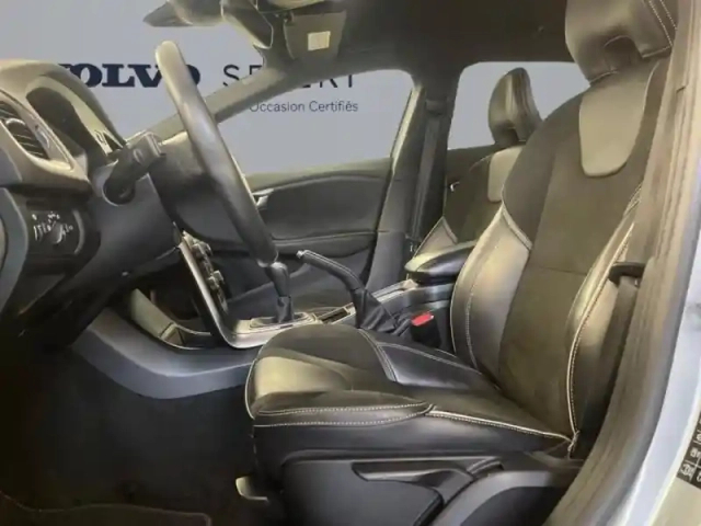 Volvo V40 t2 122ch r-design — photo 9