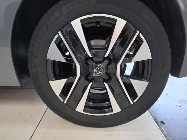 Peugeot 208 puretech 100 s&amp;s bvm6 — photo 12