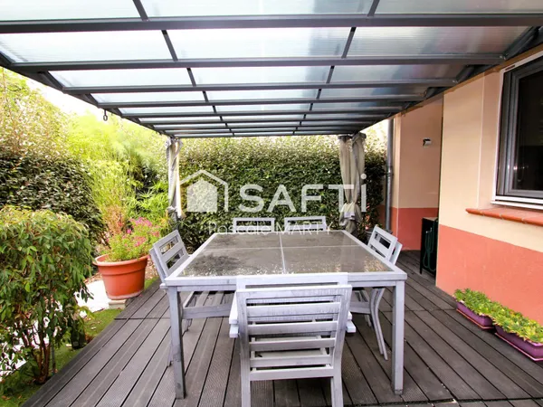 T2 rénové, terrasse, pergola, 2 parkings, piscine.