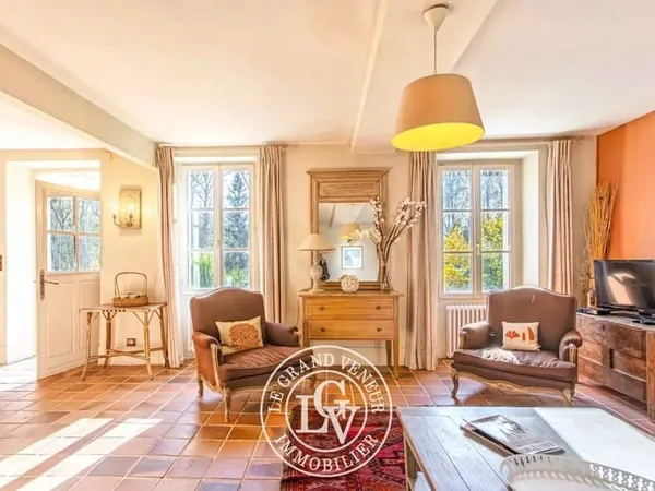 PROCHE FONTAINEBLEAU - DORMELLES - MAISON DE CHARME ET SA GRANGE SUR UN GRAND TERRAIN DE 3 600 M²