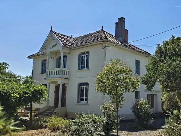 Maison lumineuse de 5 chambres avec piscine