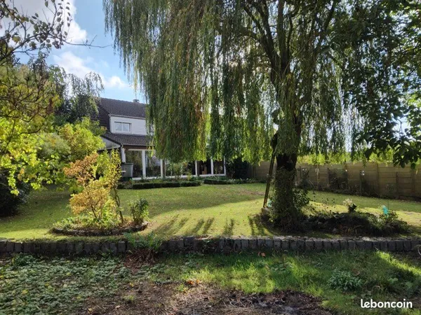 Maison une seule mitoyenneté avec grand jardin
