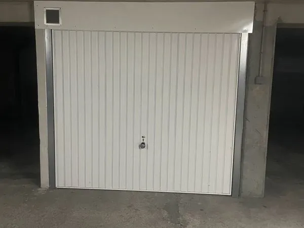 Box fermé sécurisé - Clichy Centre - Petite voiture