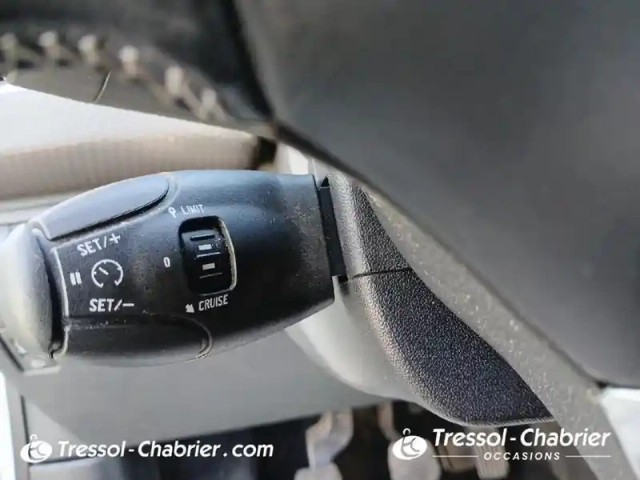Peugeot 2008 1.2 puretech 110ch s&amp;s bvm5 allure — photo 25