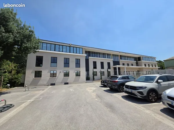 Local 102 m² Venelles