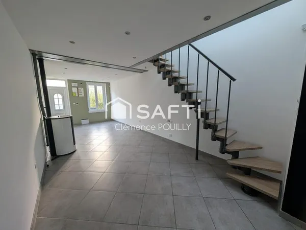 Maison 2 chambres, cour et garage.