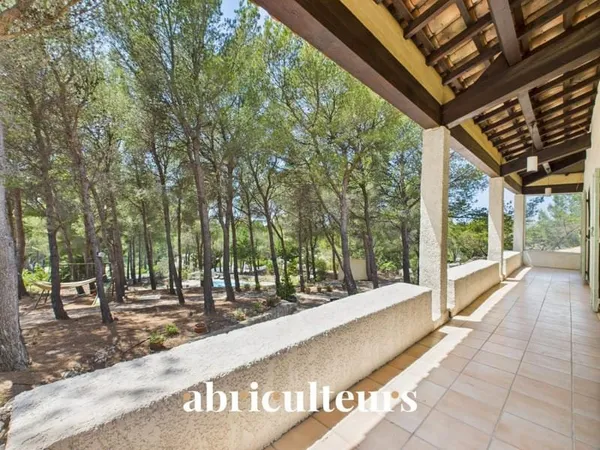 Maison d'architecte de 256 m² avec piscine et jardin arboré de 4 000 m²