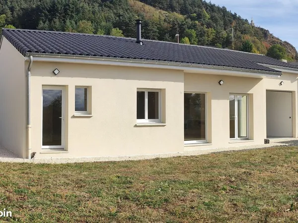 Maison neuve de plain‑pied. Prestations haute qualité. Cuisine équipée. 3 chambres. 2 salles de bain