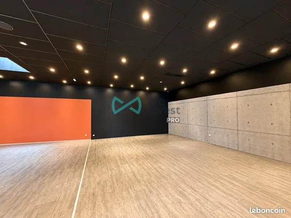 Local commercial 700 m²