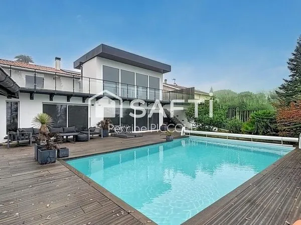 Propriété 7 pièces 196 m²