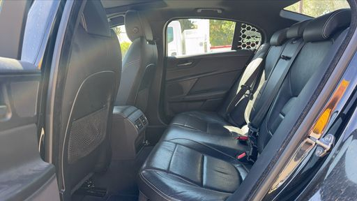 Jaguar XE 2.0 D - 180 CH AWD BVA8 - R-Sport – 2017 – 106953 km – Diesel – Boîte Automatique — photo 39