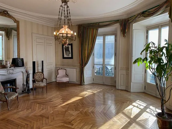 Appartement 8 pièces 220 m²