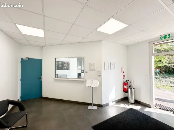 Bureaux 6700 m² SAINT JUERY