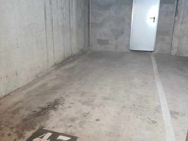 Parking avec box fermé de stockage