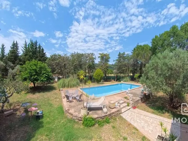 Maison familiale de type 6 avec piscine et garage
