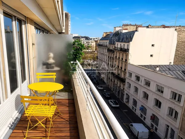 Studio en étage élevé avec balcon et vue dégagée