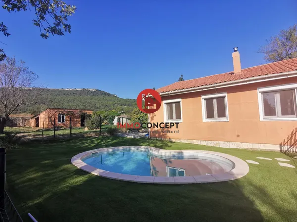 Plain pied avec piscine au milieu des vignes