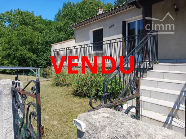 A vendre une villa avec garage, sur un terrain bordé par une rivière