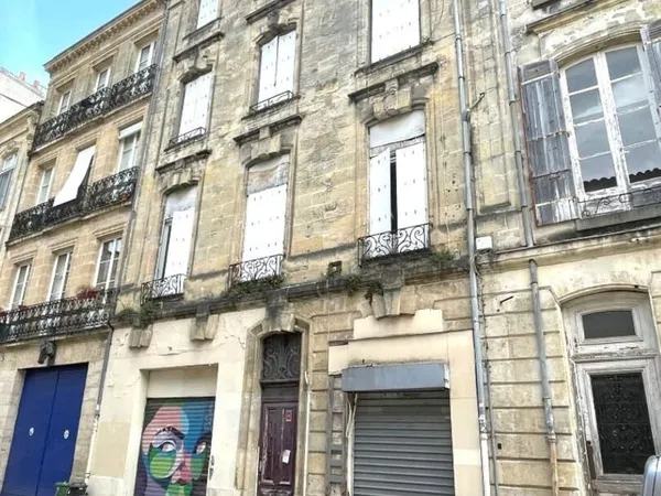 EXCLUSIVITÉ !!! BORDEAUX- PROCHE DU LYCÉE MONTAIGNE- LOCAL COMMERCIAL 23.5M² LIBRE ET A RENOVER !!!