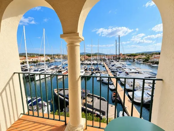 Appartement avec balcon plein sud, amarrage 15m et parking - P