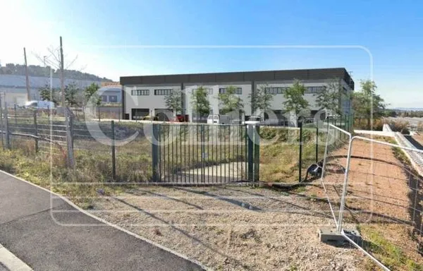 Local industriel 1 760 m²