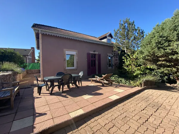 Immense maison avec terrasse en vente à Bruyères