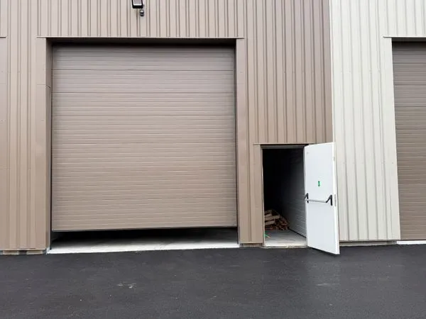 LOCAL NEUF 108 m² - SORGUES - SITE CLOS & SÉCURISÉ