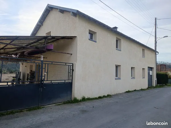 GRANDE MAISON FAMILIALE DE 198 m² À FELLETIN (23) - 7 CHAMBRES POSSIBLES - 124 000