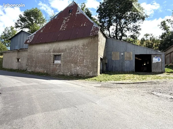 Montgreleix - Maison avec grange, écurie et dépendances sur 925 m² de terrain