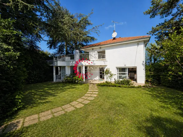Maison 8 P de 220 m2 avec terrasse et jardin arboré de 1195