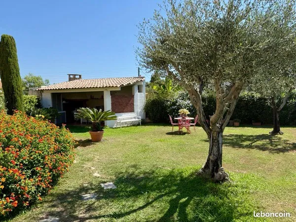 Propriété à HYERES- GIENS (83)