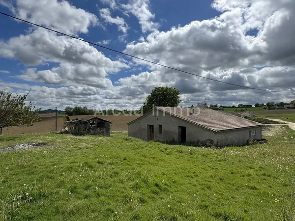 Maison en pierre à finir de rénover sur un terrain d'env. 3 000 m2 et une superbe vue dans la vallée
