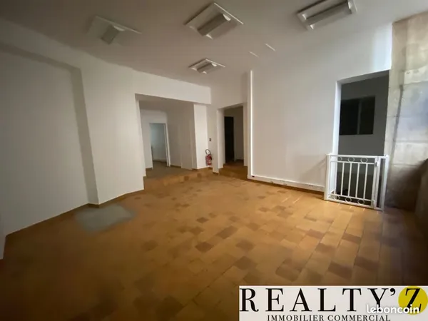Local commercial 156 m²