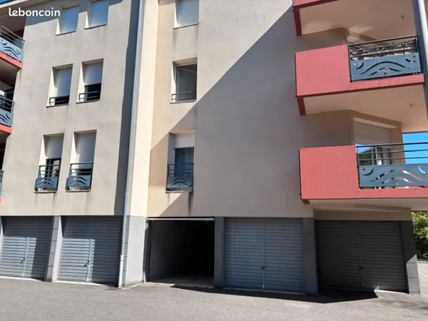 Garage fermé dans résidence sécurisée