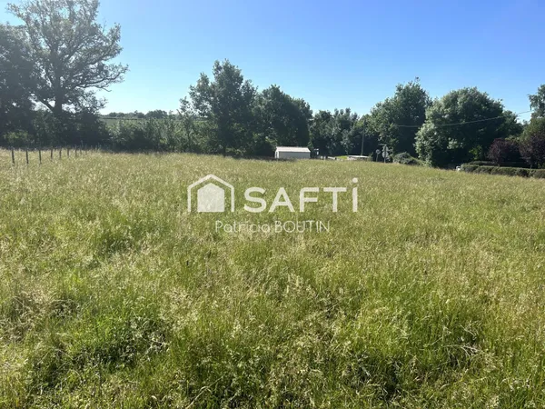Terrain à bâtir de 1636m2, alliant tranquillité dans un environnement verdoyant et à proximité des c
