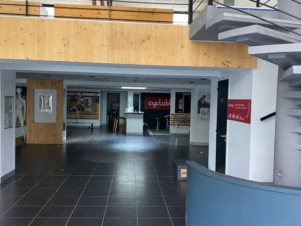 Bd Foch prox. Place G.Rivet, local de 255 m2, linéaire vitrines 6m