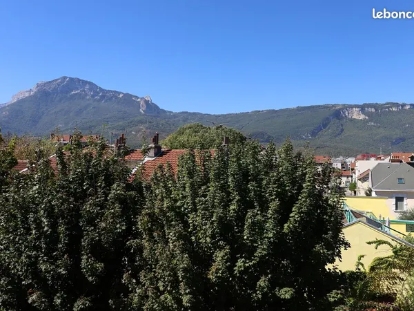Beau T4/T3 traversant dernier étage avec vue de 81m²