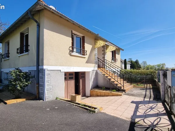Dans un village du haut-Limousin, où vous trouverez les services essentiels au bon fonctionnement d'