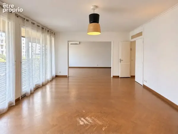 Appartement / cabinet professionel coeur 8ème prado