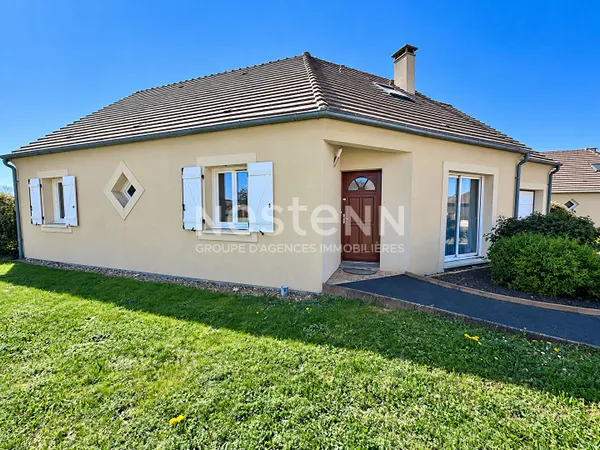 Vente belle maison familiale de 151 m² au sol avec 4 chambres, bureau, garage et jardin à Mayet (723