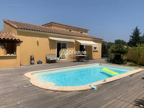 JANAS, très jolie propriété sur un terrain de 1100m2 villa+ dépendance de type 2+ piscine