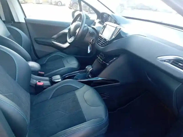 Peugeot 2008 1.2 puretech 110ch s&amp;s eat6 — photo 11