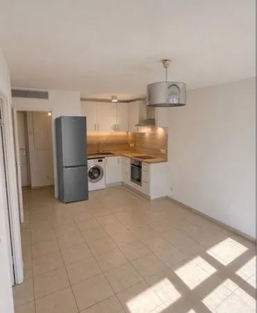 Location T2 avec balcon rond point du prado