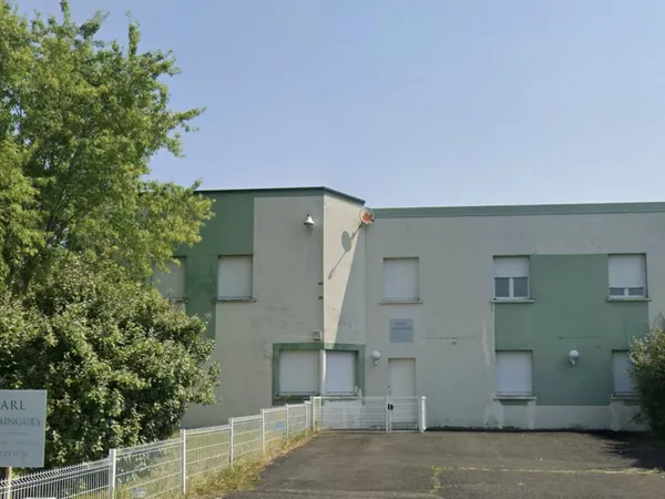 Amboise, entrepot de 396 m2 avec deux logements loués