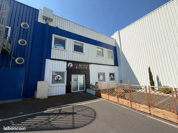 Local commercial de 200 m carré avec très bel emplacement