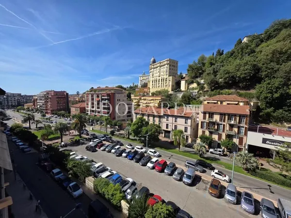 Deux pièces finement rénové avec terrasse, au sixiéme étage d'un bel immeuble contemoporain